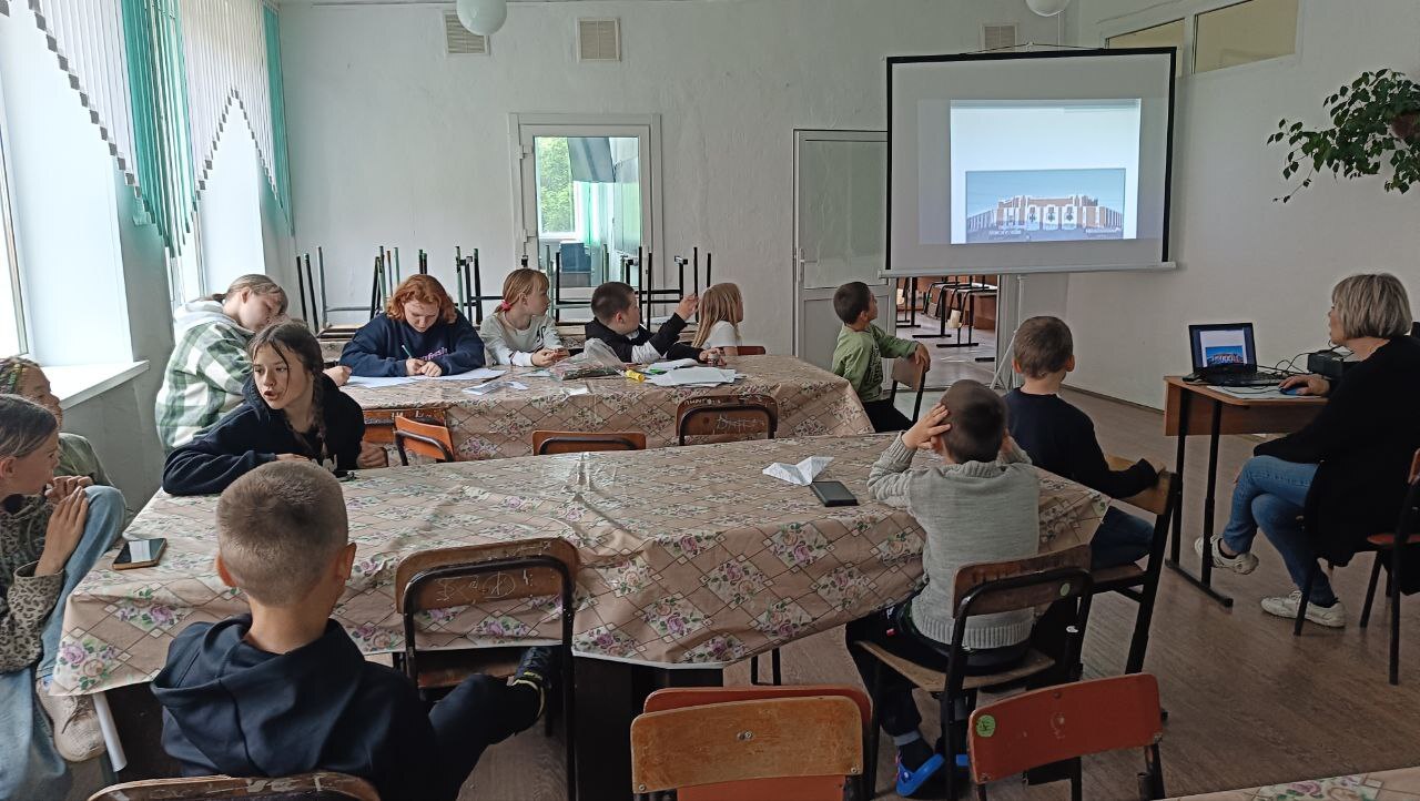 Беседа о поведении в общественных местах в нашем пришкольном лагере!.